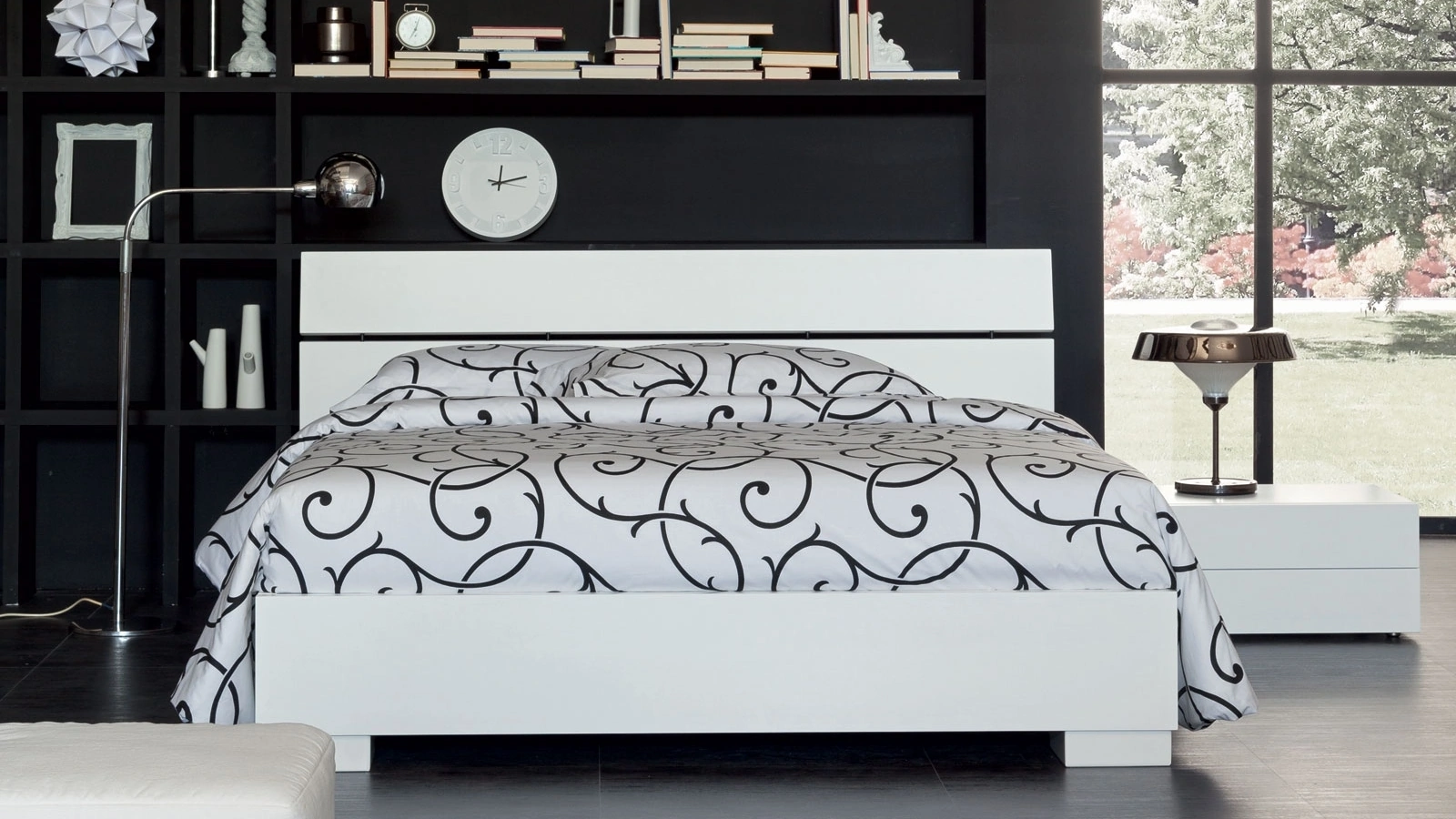 Letto in legno laccato Bianco con testiera e contenitore Vanquish di Oggioni