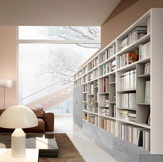 Libreria a muro Living 78D con vani a giorno e ante in materico effetto cemento di Ferrimobili