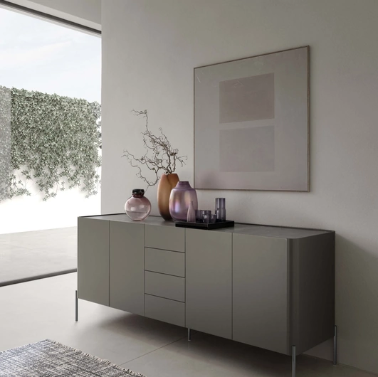 Madia Dolly in laccato opaco con piedi in metallo di Presotto