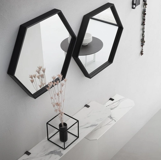 Mobile ingresso realizzato con mensole in HPL effetto marmo, specchi esagonali e appendiabiti Cross de La Primavera