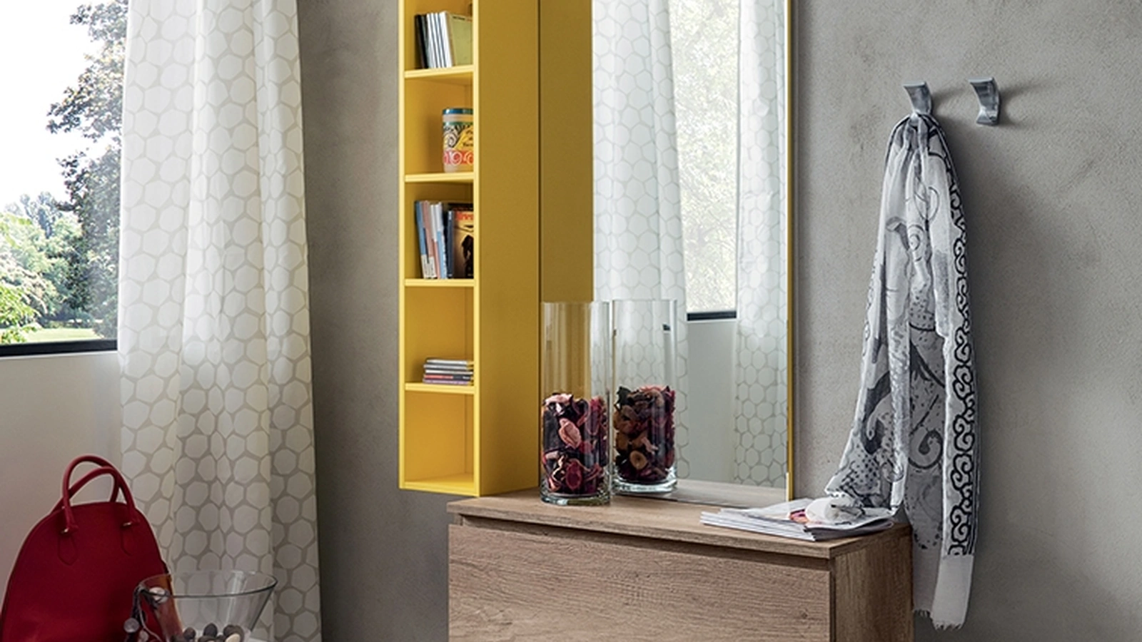 Mobile ingresso in melaminico effetto Rovere con specchio, libreria a giorno in laccato opaco e appendiabiti Stella di La Primavera