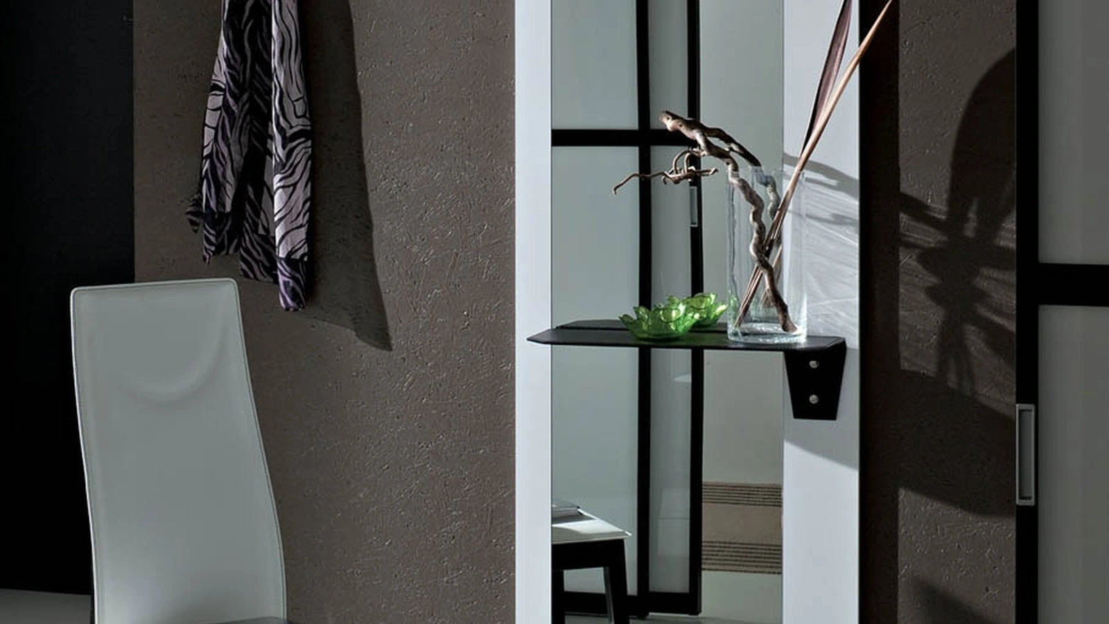 Mobile ingresso con specchio con fasce laterali in laccato Rosso Lia di La Primavera