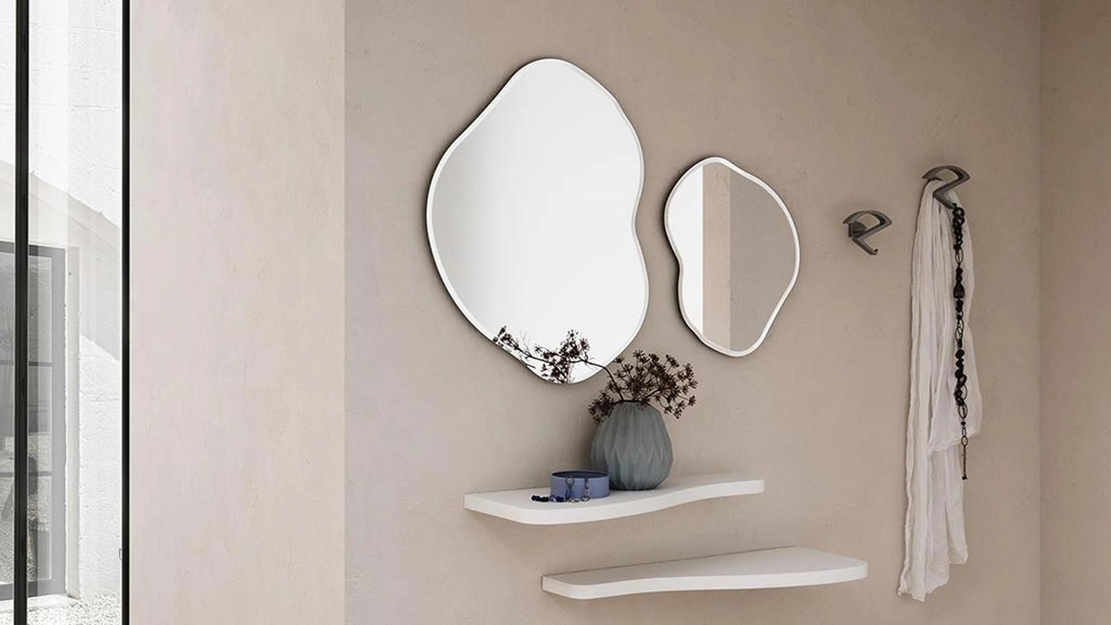 Mobile ingresso Nancy composto da mensole, specchi sagomati e appendiabiti di La Primavera