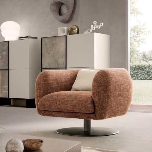 Poltrona Bali in tessuto imbottito con gamba centrale in metallo di Presotto