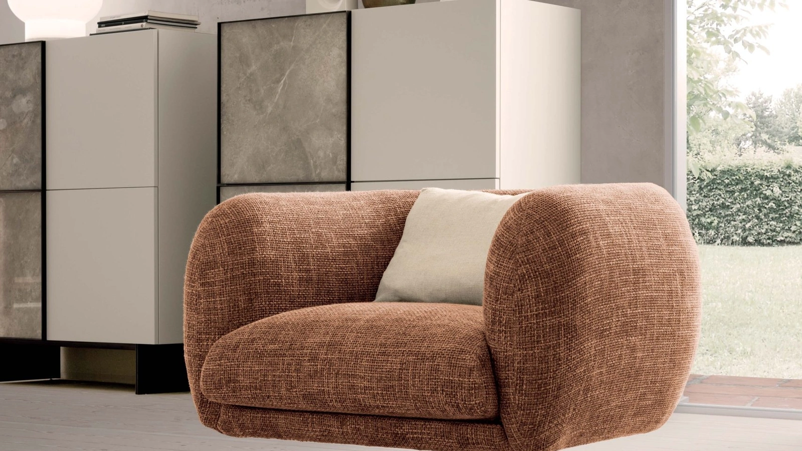 Poltrona Bali in tessuto imbottito con gamba centrale in metallo di Presotto