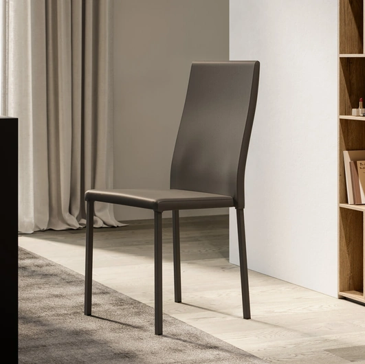 Sedia Melodie con struttura in metallo completamente rivestita in ecopelle di Arredo3