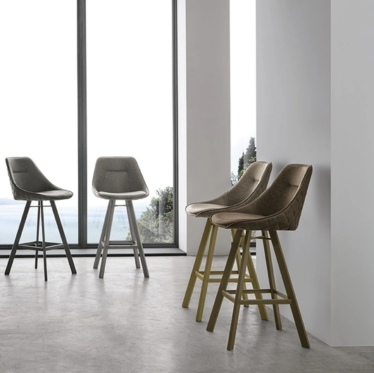 Sgabello Bilbao con seduta in morbido Soft Touch Vintage di Target Point