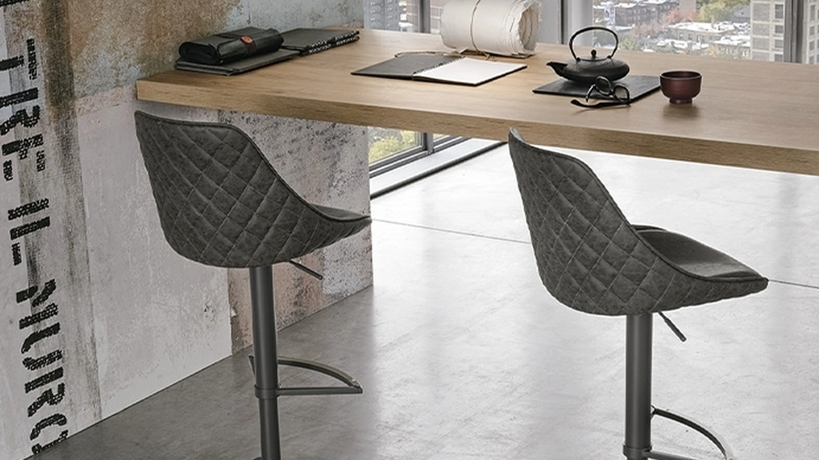 Sgabello regolabile in altezza Bilbao con struttura in metallo verniciato e seduta in morbido Soft Touch Vintage di Target Point