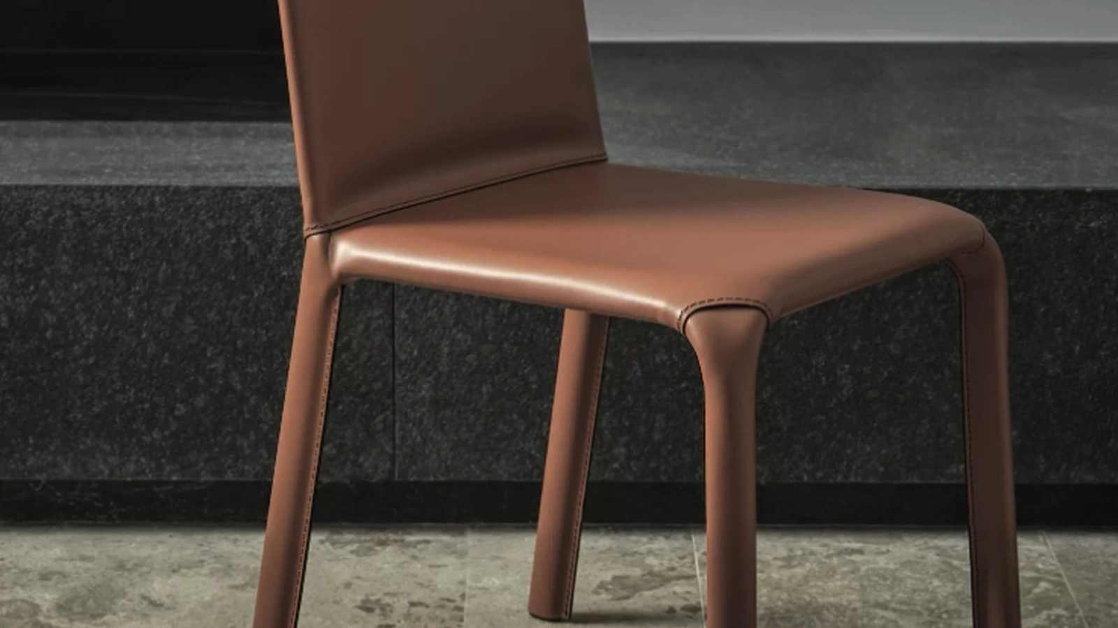 Sedia Alice completamente rivestita in cuoio di Bontempi