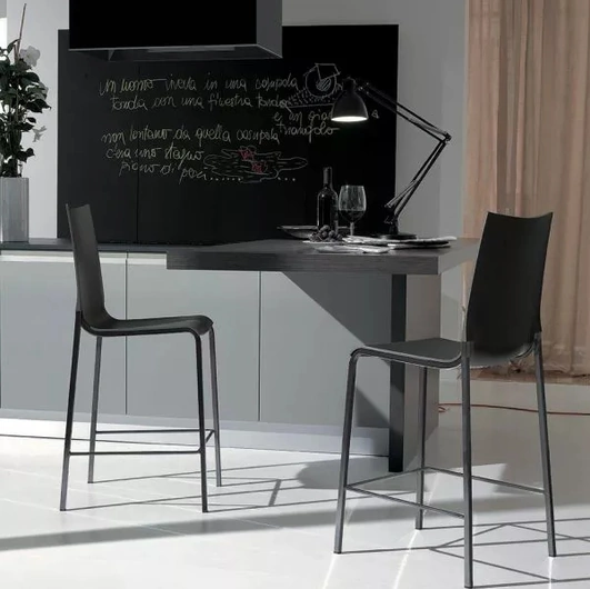 Sgabello Eva con struttura in acciaio laccato e scocca in polipropilene di Bontempi