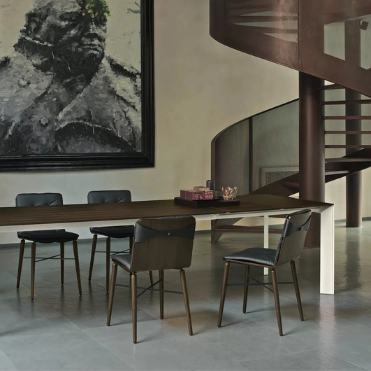 Sedia Kate con monoscocca in legno con o senza cuscino trapuntato e gambe in legno massello di Bontempi