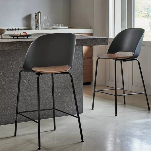 Sgabello Polo in polipropilene e legno con gambe in metallo di Bontempi