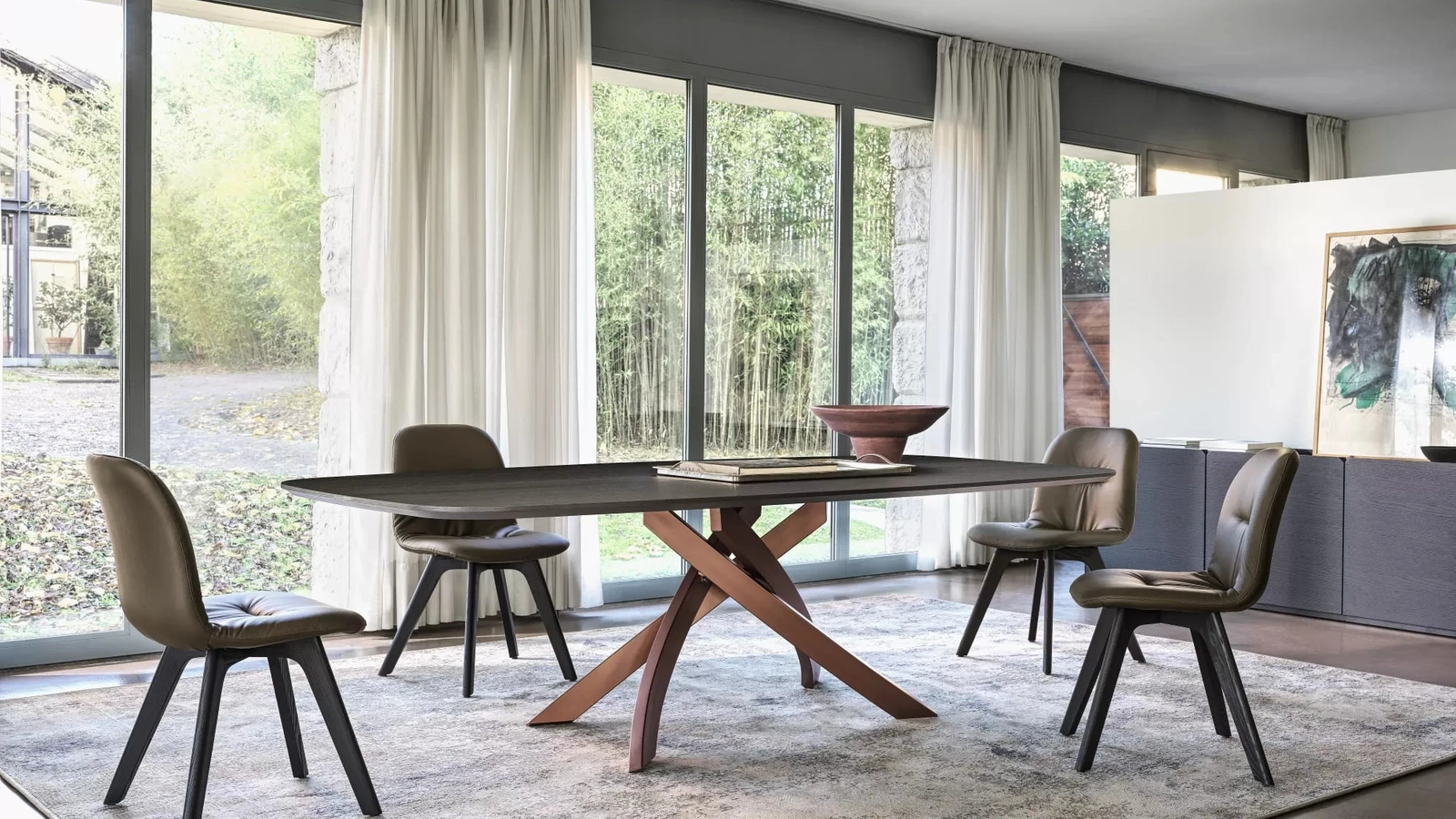 Sedia Chantal in pelle con base in legno massello di Bontempi