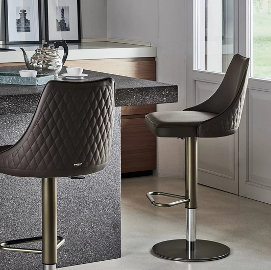 Sgabello girevole e regolabile in altezza Clara con scocca rivestita in ecopelle trapuntata e imbottita di Bontempi