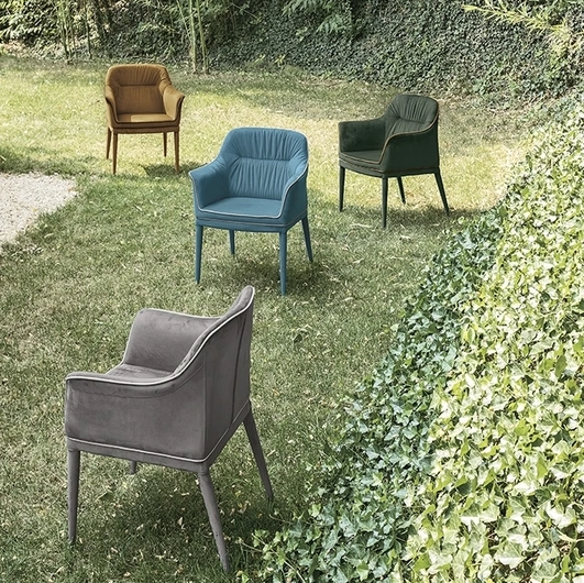 Sedia Dallas Poltroncina interamente rivestita in morbida microfibra effetto velluto di Target Point