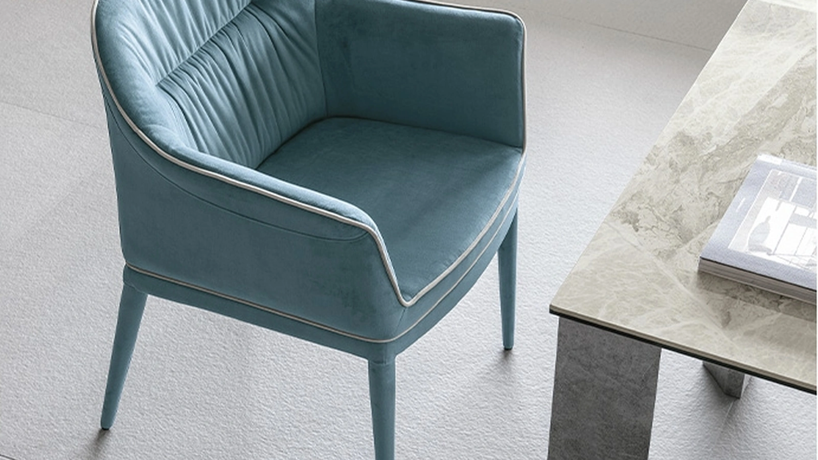 Sedia Dallas Poltroncina interamente rivestita in morbida microfibra effetto velluto di Target Point