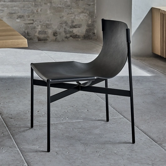 Sedia Lucrezia con struttura in acciaio laccato e monoscocca imbottita e rivestita in cuoio di Bontempi