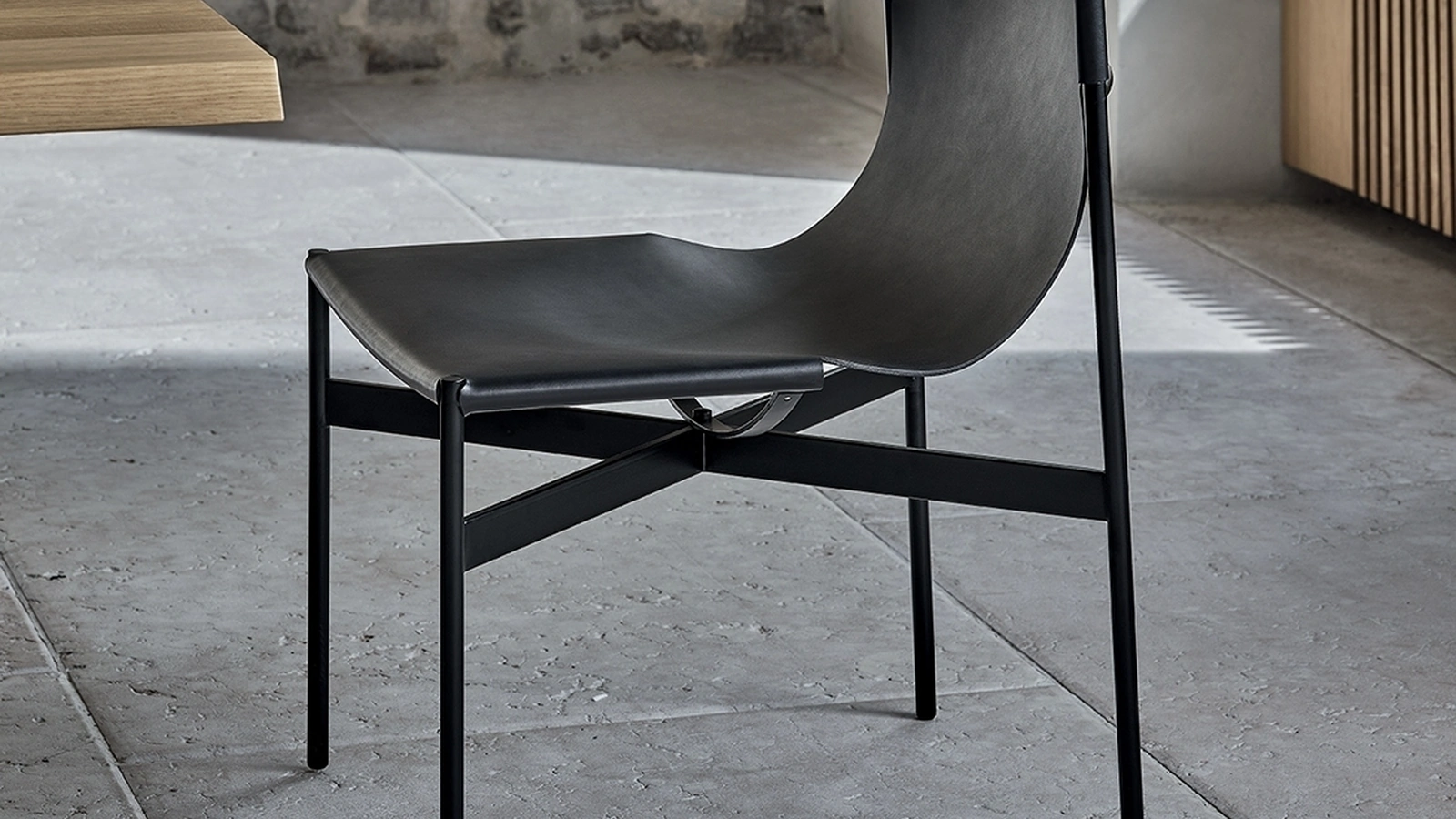 Sedia Lucrezia con struttura in acciaio laccato e monoscocca imbottita e rivestita in cuoio di Bontempi