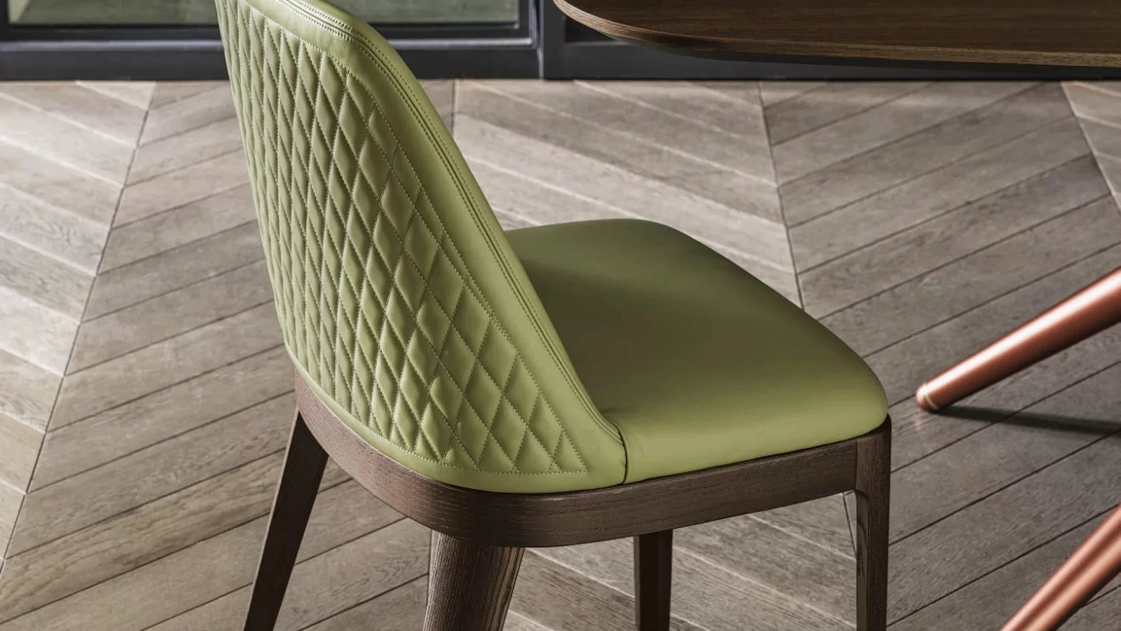 Sedia senza braccioli Margot rivestita in pelle trapuntata e base in legno massello di Bontempi