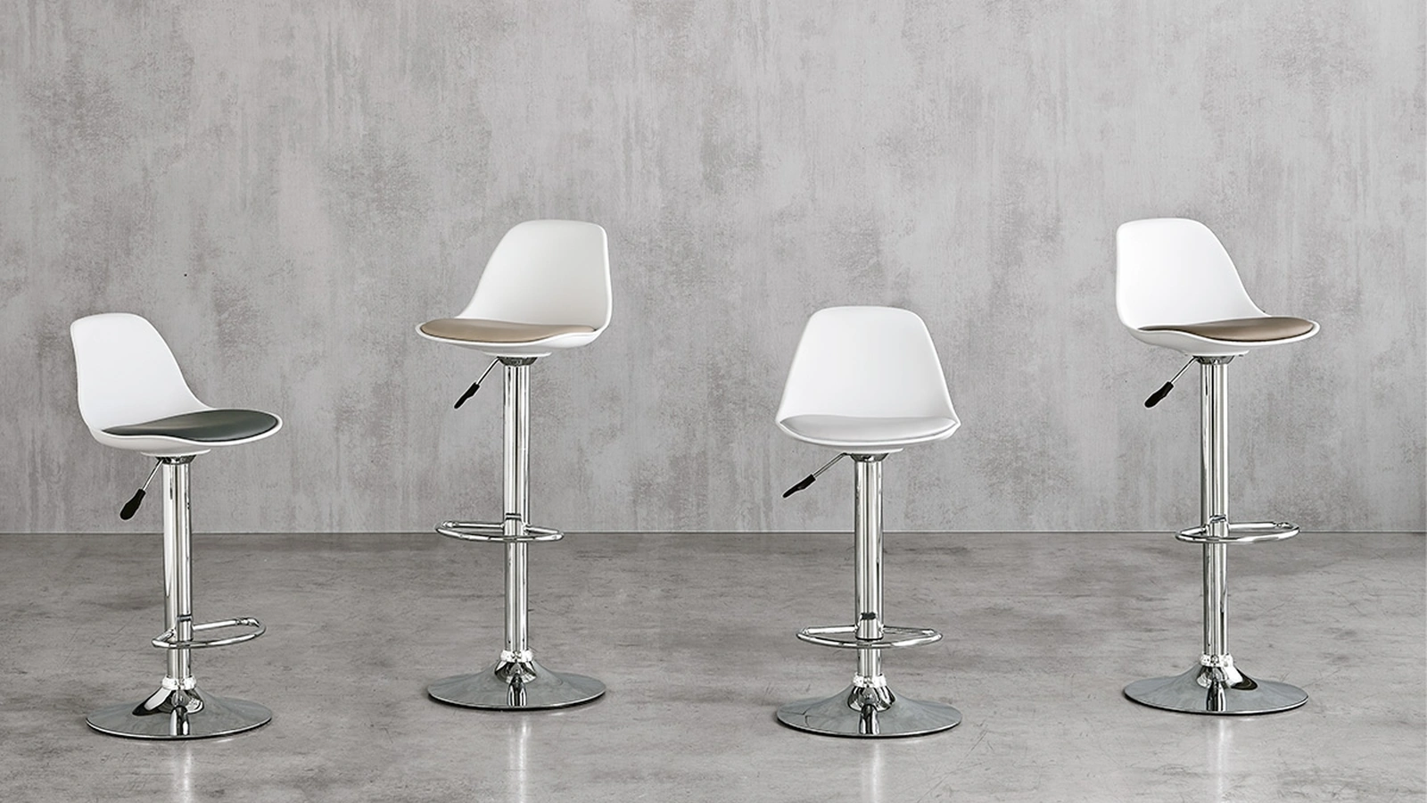 Sgabello Stoccolma con struttura in metallo cromato e seduta realizzata con l’abbinamento del polipropilene e morbido tessuto di Target Point