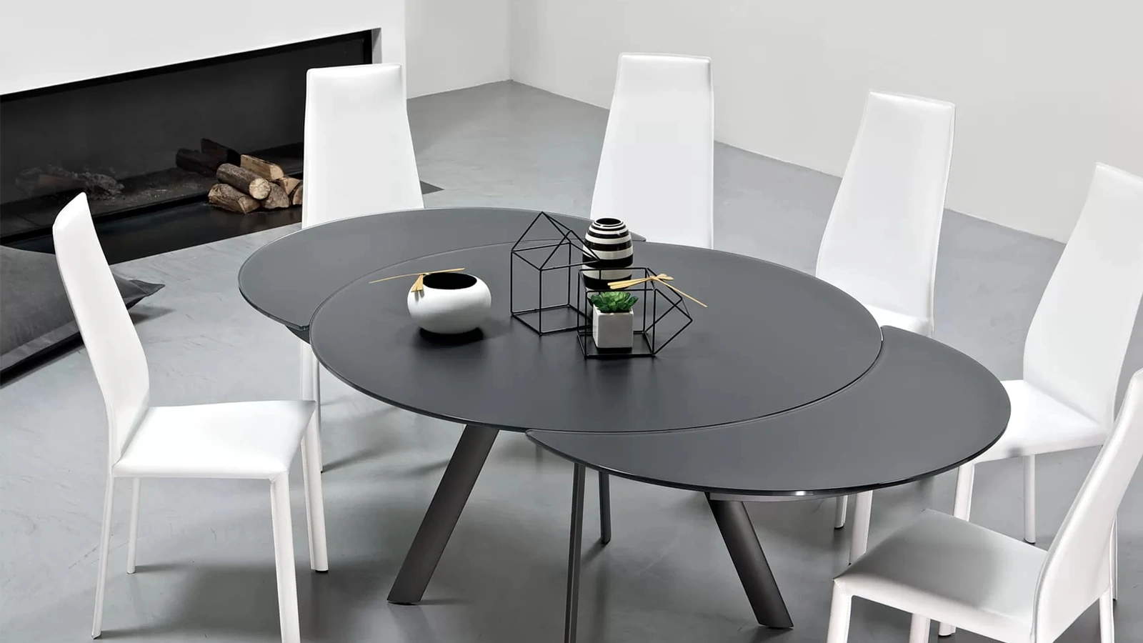 Tavolo allungabile Giro con top in cristallo antigraffio opaco e base in acciaio inox di Bontempi