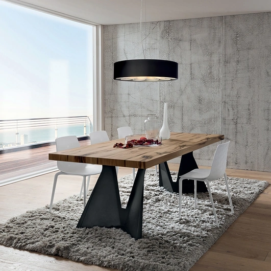 Tavolo di design con piano in legno di Rovere anticato e basamento in metallo Claudio di La Primavera