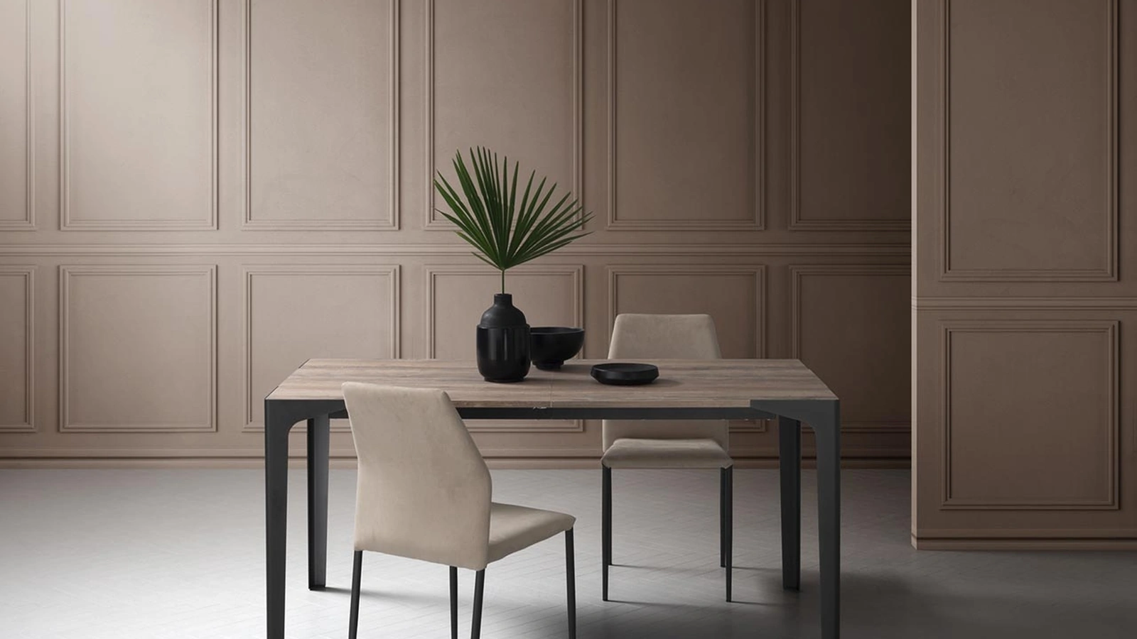 Tavolo allungabile Ettore con top in HPL e gambe in metallo di La Primavera