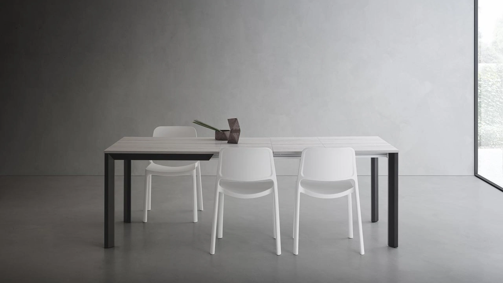 Tavolo Ricky Super Quadrato con top in HPL e base in alluminio di La Primavera