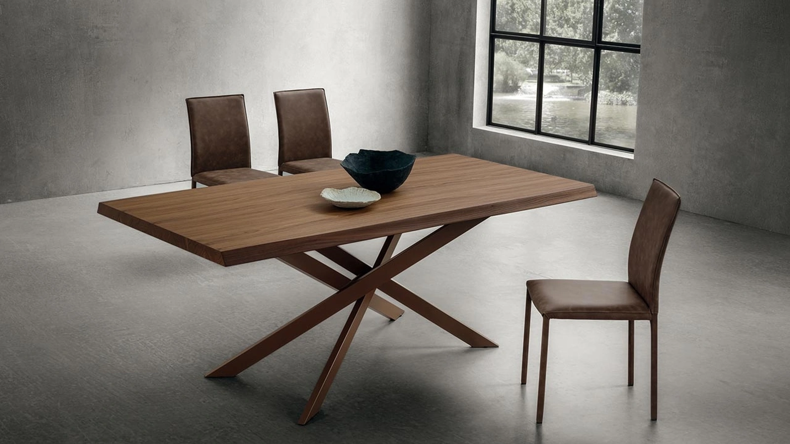 Tavolo Renzo con top in legno e struttura in metallo di La Primavera