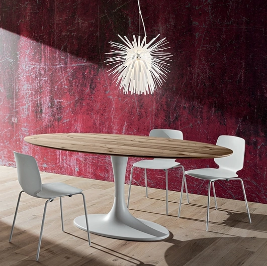 Tavolo ovale Ruud con top in legno e base in mineralmarmo di La Primavera