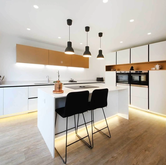 Cucina Moderna con isola All-Around D20 Bianca e Ottone di Doimo Cucine