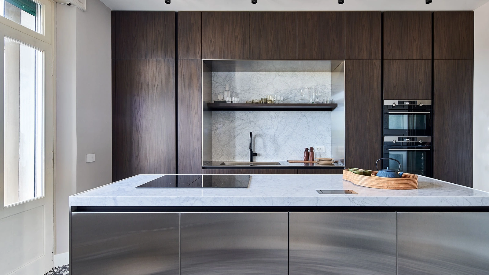 Cucina Moderna All-Around D23 in Noce e Acciaio di Doimo Cucine