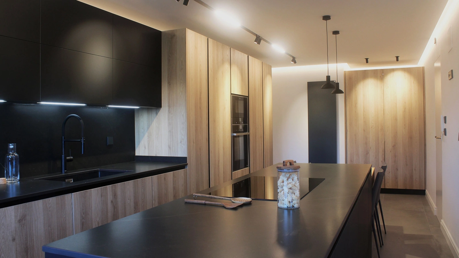 Cucina Moderna D23 Rovere dogato e Nero di Doimo Cucine