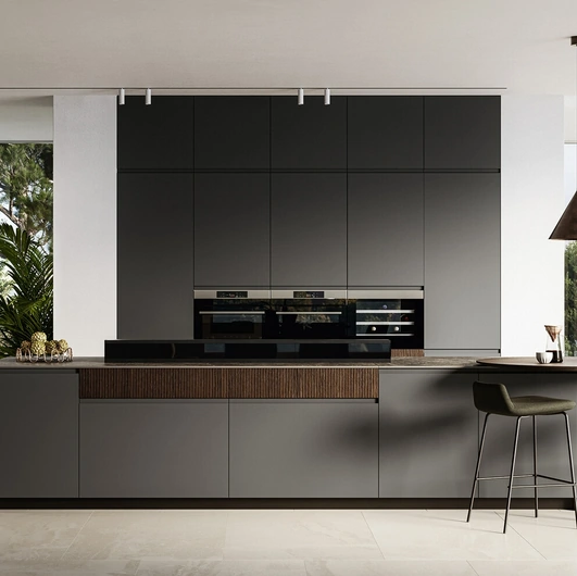 Cucina Moderna con isola Wega 01 in pet lavagna e millerighe noce di Arredo3