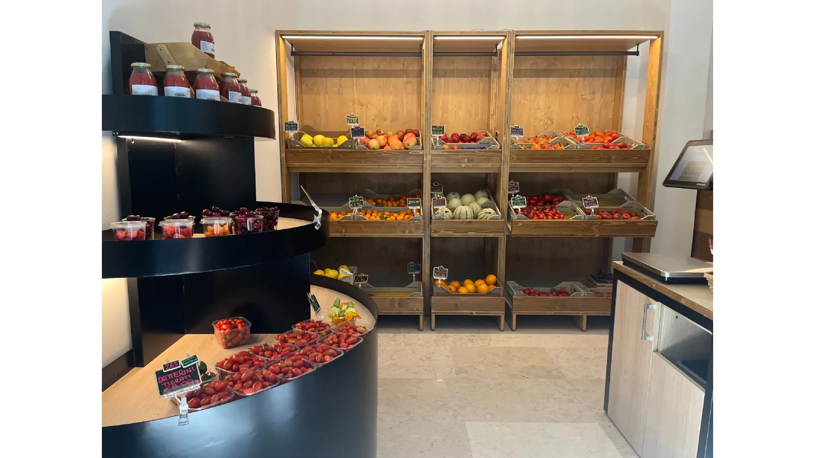 Arredo su misura per negozio di frutta e verdura a Bologna