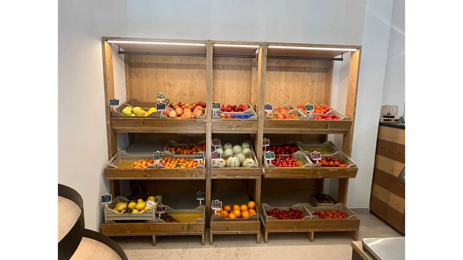 Arredo su misura per negozio di frutta e verdura a Bologna