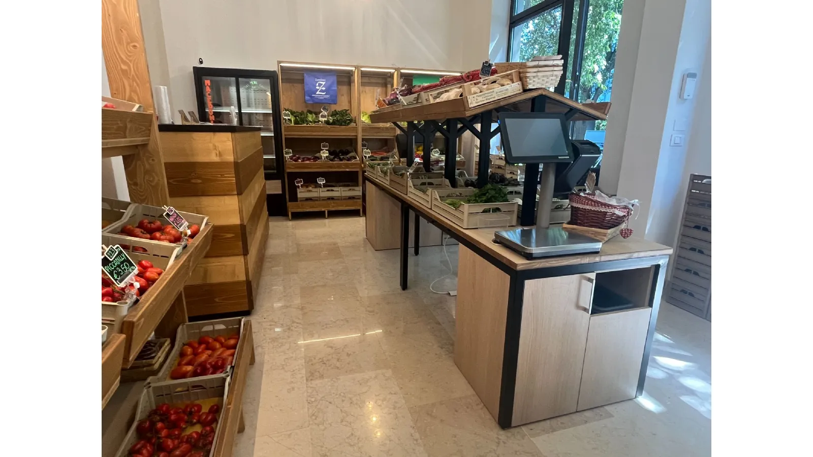 Arredo su misura per negozio di frutta e verdura a Bologna