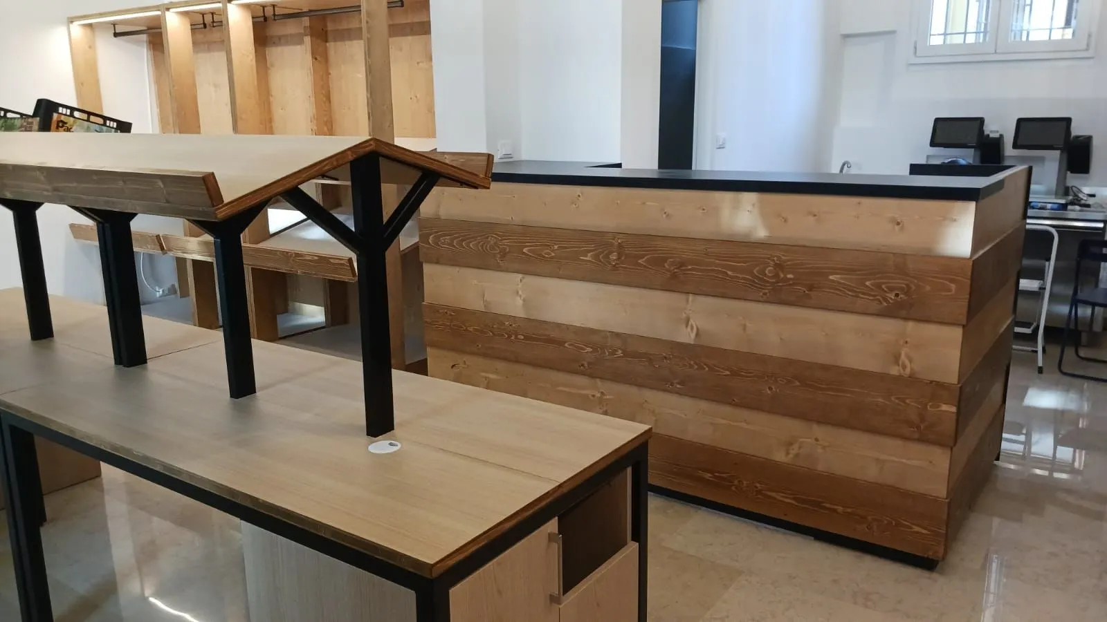 Arredo su misura per negozio di frutta e verdura a Bologna