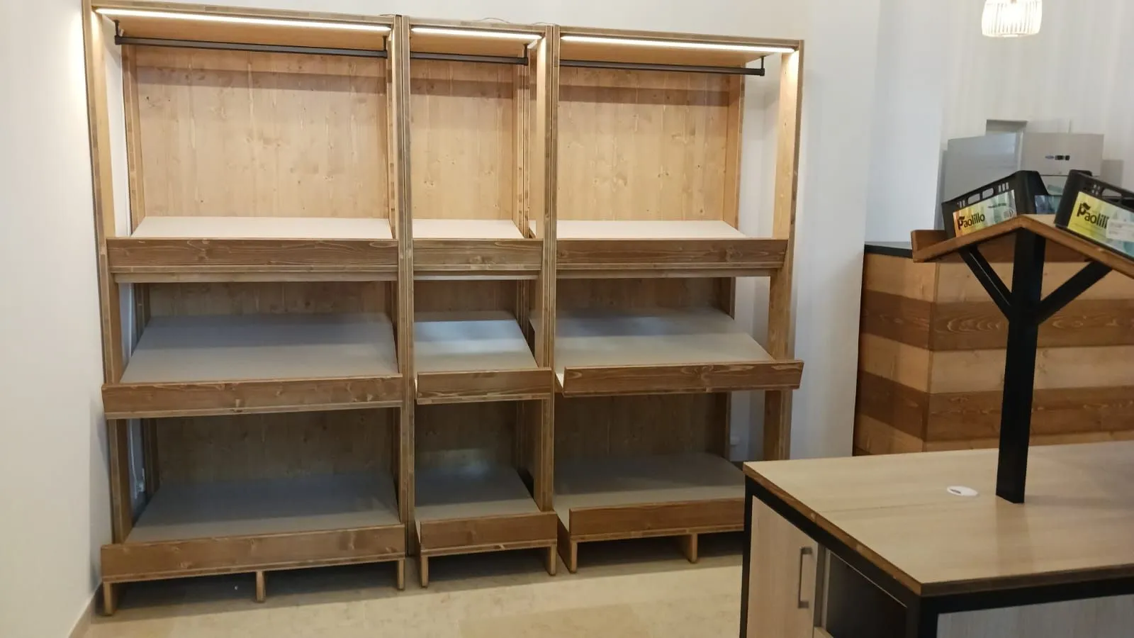 Arredo su misura per negozio di frutta e verdura a Bologna