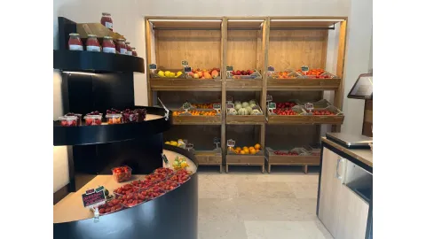 Arredo su misura per negozio di frutta e verdura a Bologna