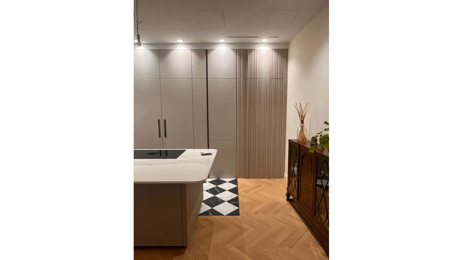 Porta a scomparsa su misura con boiserie a listelli verticali