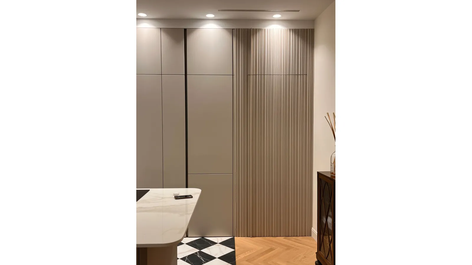 Porta a scomparsa su misura con boiserie a listelli verticali