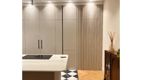 Porta a scomparsa su misura con boiserie a listelli verticali