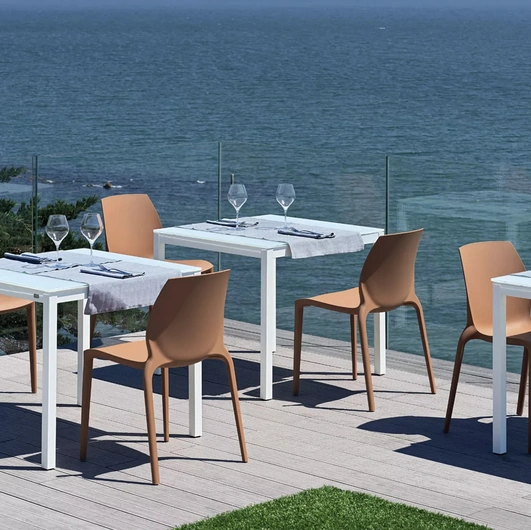 Tavolo Diesis Outdoor con top in vetro di Bontempi