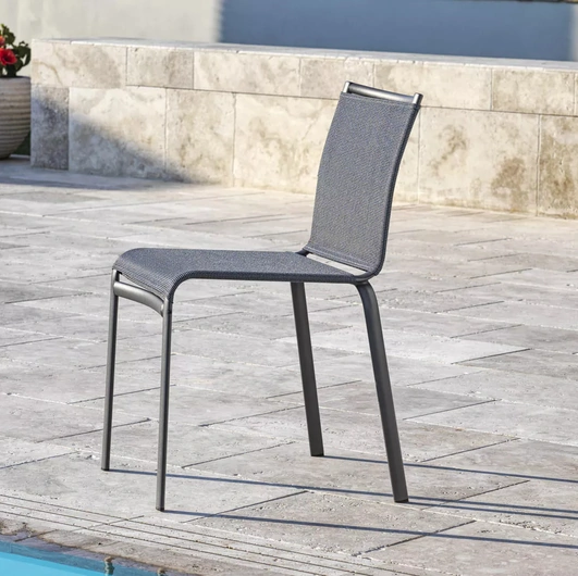 Sedia da giardino impilabile Net Outdoor con rivestimento in Texplast e struttura in acciaio laccato di Bontempi