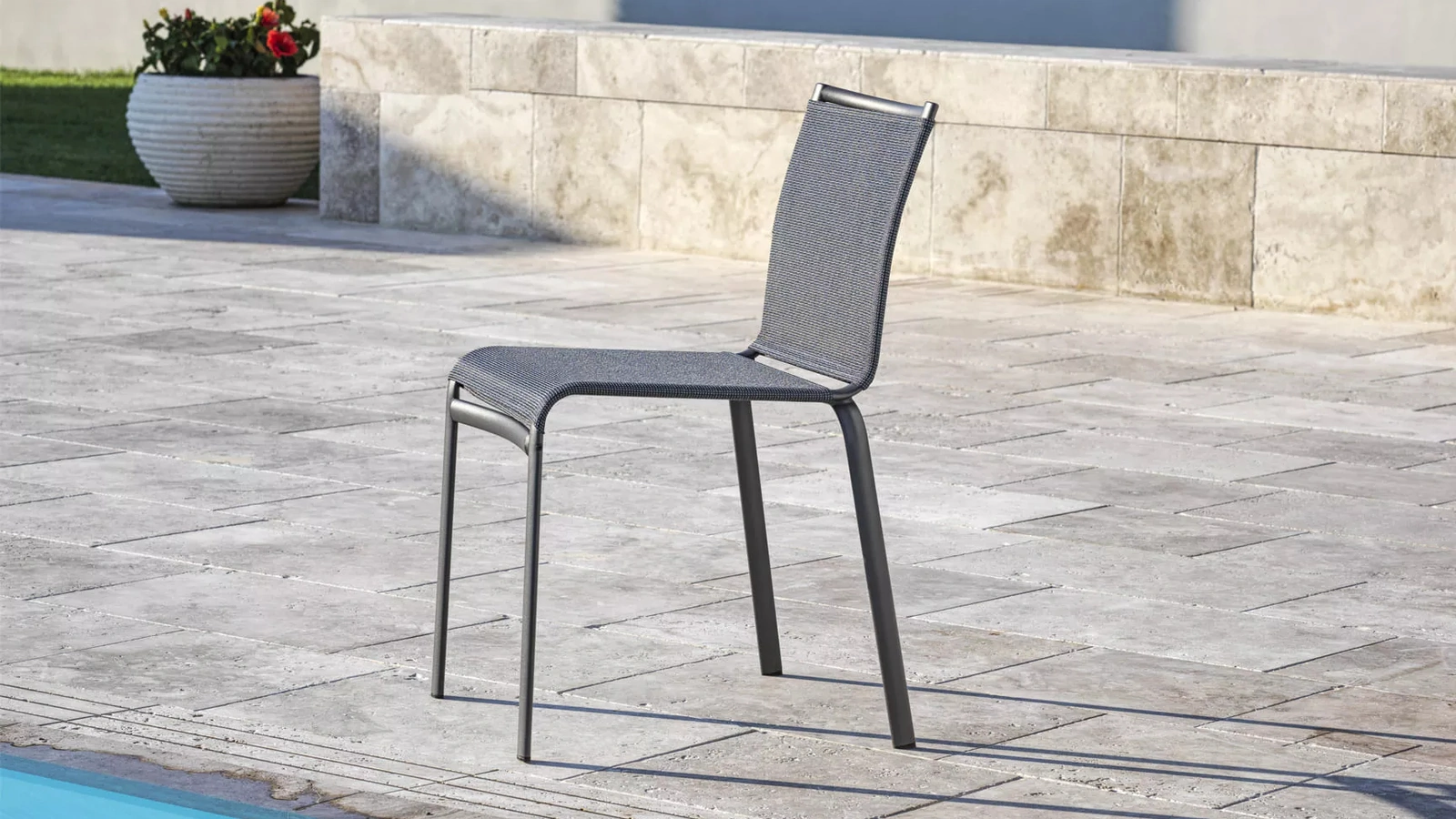 Sedia da giardino impilabile Net Outdoor con rivestimento in Texplast e struttura in acciaio laccato di Bontempi