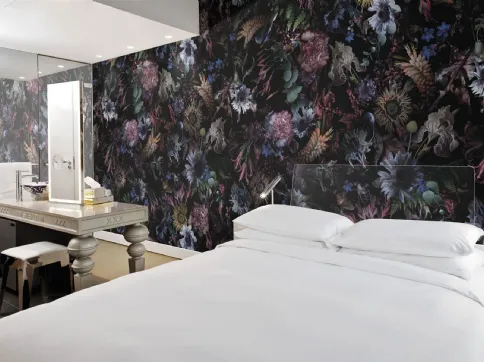 Carta da parati con fiori colorati su fondo scuro Rio di London Art