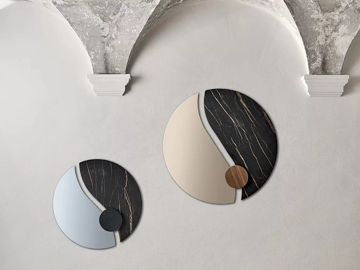 Specchio Luxor con elementi decorativi in SuperMarmo e legno di Bontempi