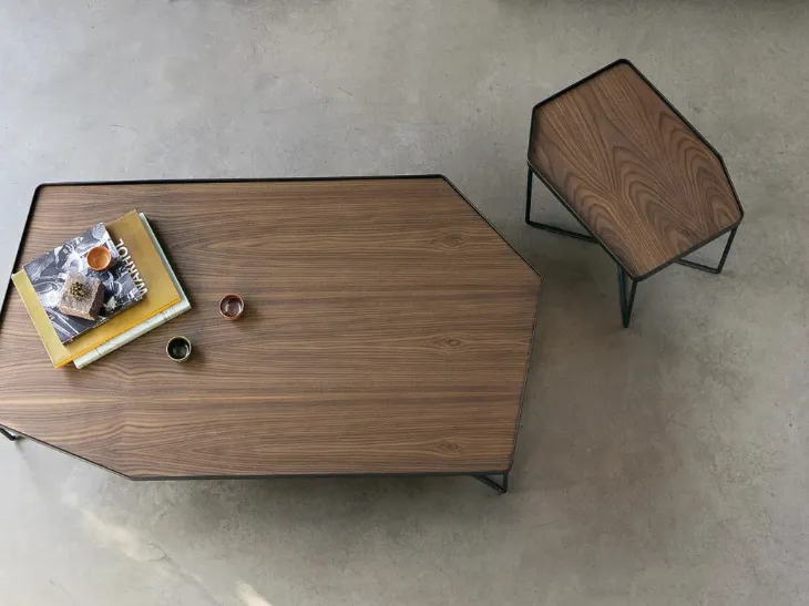 Tavolino dalla forma irregolare in legno con struttura in metallo Kirk di Doimo Salotti