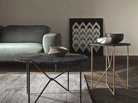 Tavolino rotondo MW con base in metallo e top effetto marmo o laccato opaco di Presotto